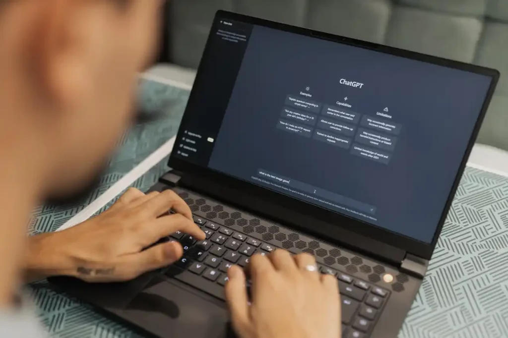 LLMs richtig nutzen Mensch am Laptop