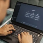 LLMs richtig nutzen Mensch am Laptop